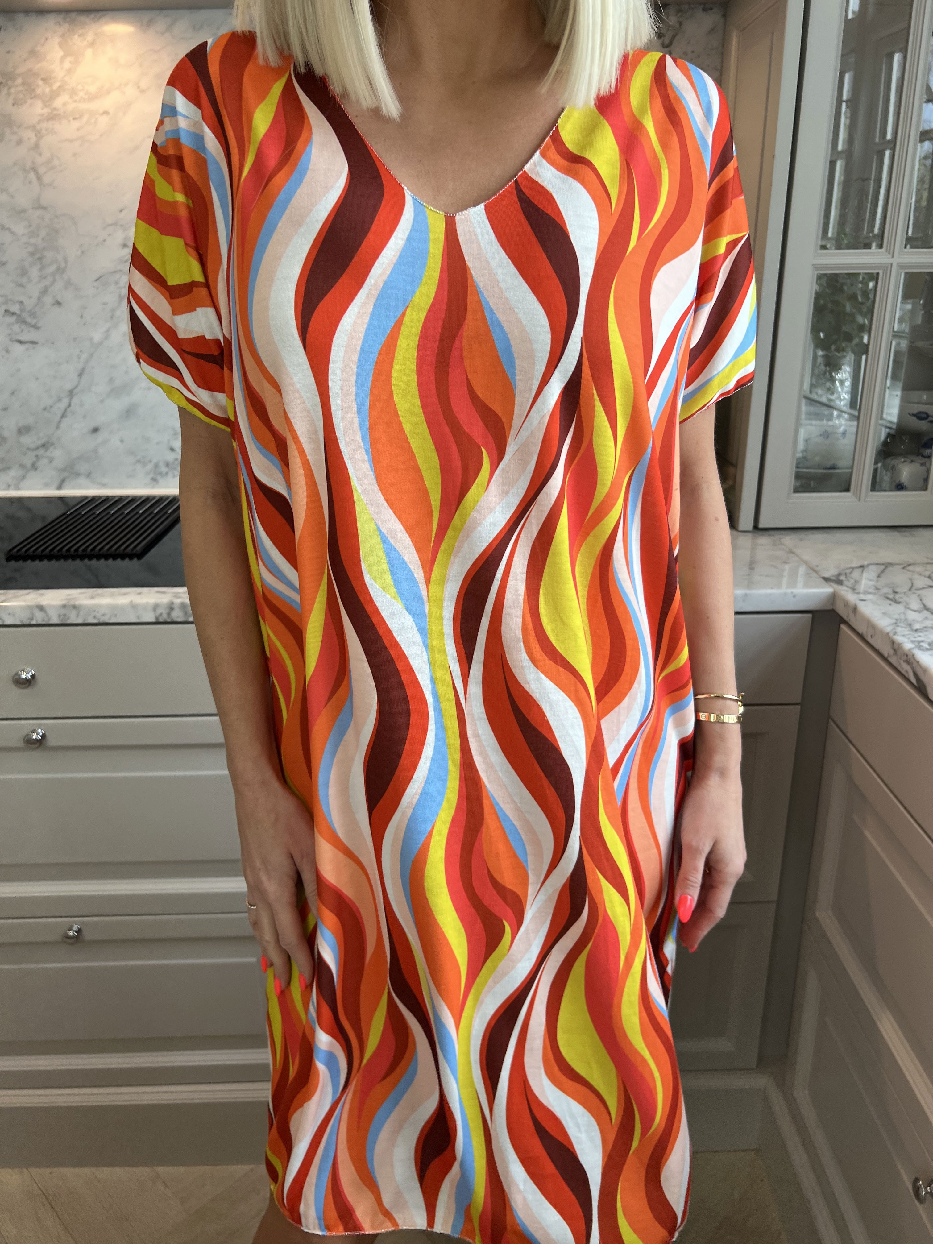 Kirsa Dress - Blød flerfarvet kjole med v-hals